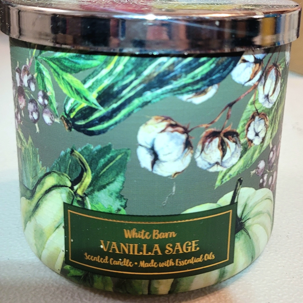🆕️White Barn Green and White Botanical Candle.🔷️